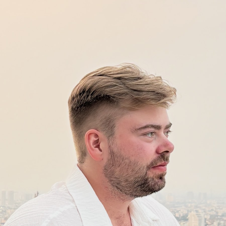 Johannes Jensen Borge, grunnlegger av Borge Ventures, på en takterrasse i Bangkok ved solnedgang